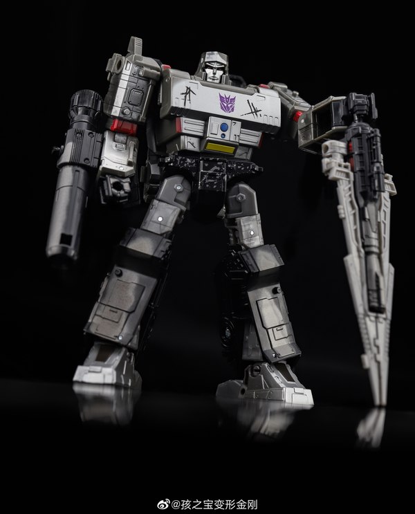 Netflix Megatron With Battlemasters Lionizer & Pinpointer In Hand Images Of WalMart Exclusive Set  (2 of 10)